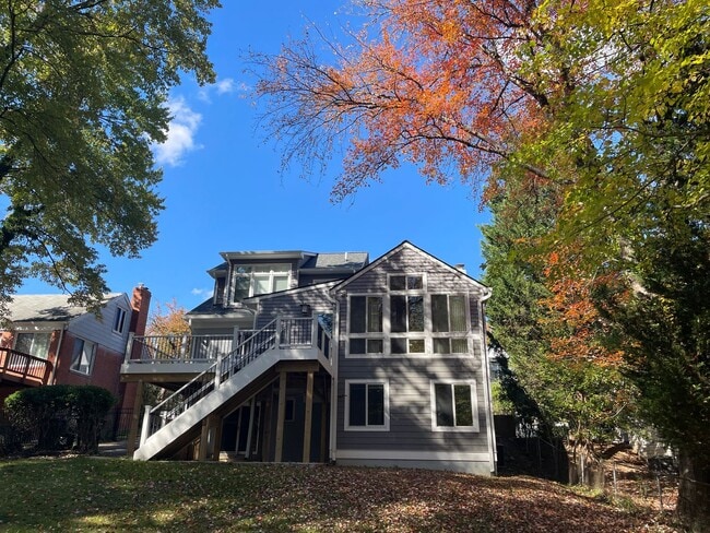 property at 125 S Lee St