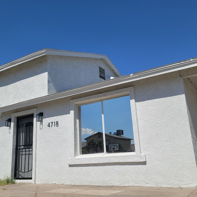 4718 E Alta Vista Rd in Phoenix, AZ - Foto de edificio - Building Photo
