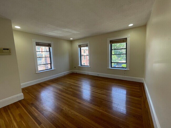 18 Dean Rd, Unit 3A in Brookline, MA - Building Photo - Building Photo