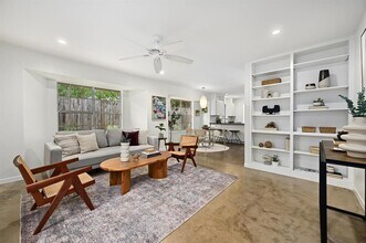 2000 Meadowridge Dr in Austin, TX - Building Photo - Building Photo