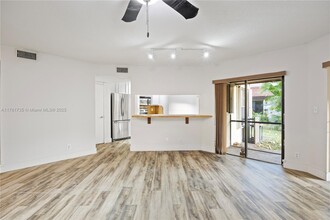 9239 W Sunrise Blvd in Plantation, FL - Building Photo - Building Photo