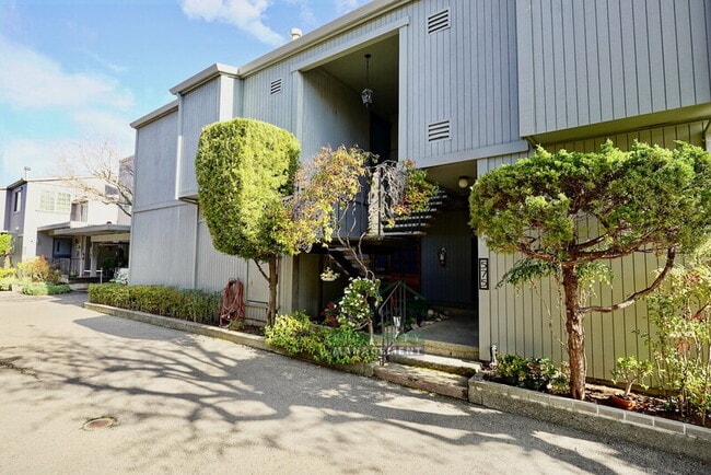 property at 575 Larkspur Plaza Dr