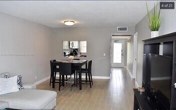 9230 Lagoon Pl in Davie, FL - Building Photo - Building Photo