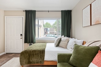 5248 SE Stark St in Portland, OR - Foto de edificio - Building Photo