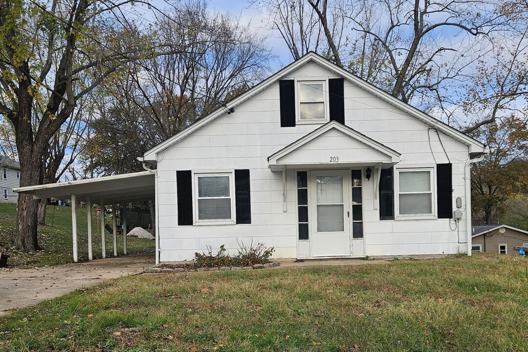 203 Locust St in New Haven, MO - Foto de edificio