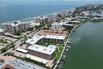 3000 Gulf Shore Blvd N in Naples, FL - Foto de edificio - Building Photo