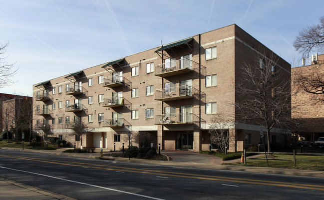 Parkview Apartments in Arlington, VA - Foto de edificio - Building Photo