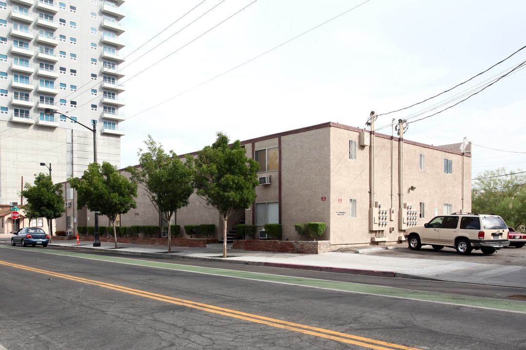 Hoover Manor Apartments in Las Vegas, NV - Building Photo