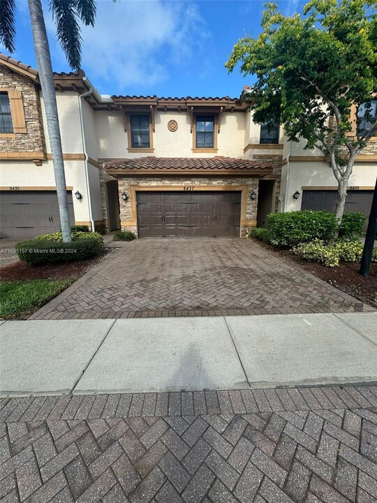 8437 Blue Cove Way in Parkland, FL - Building Photo