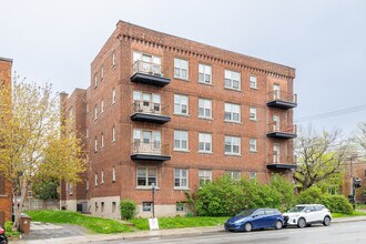 6187 De Terrebonne Rue in Montréal, QC - Building Photo - Building Photo