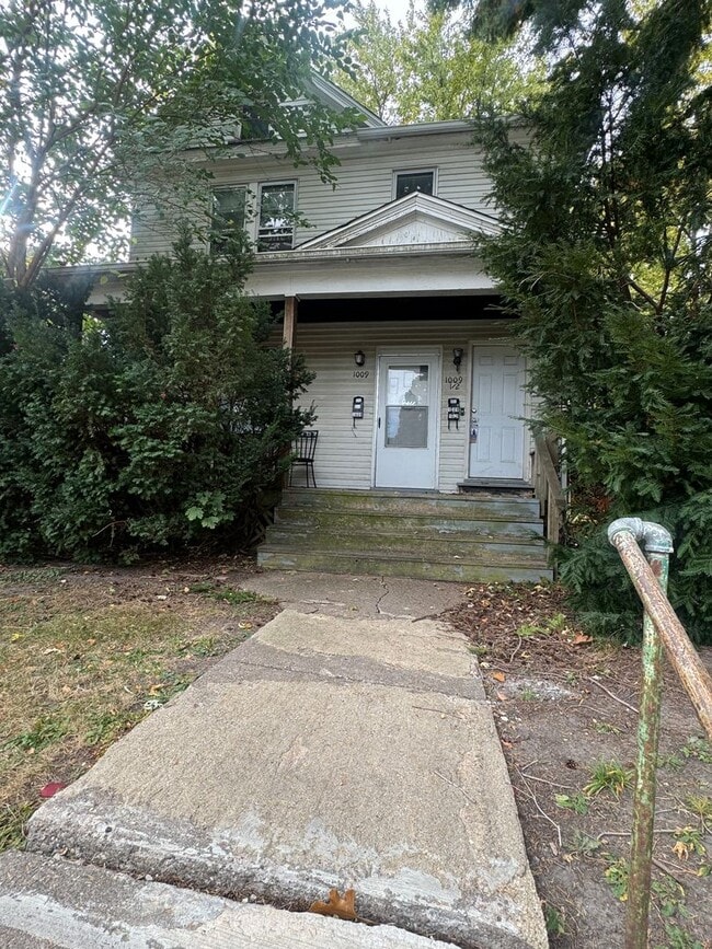 property at 1009 W 15th St