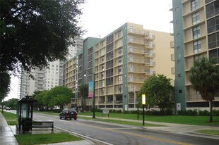17500 N Bay Rd in Sunny Isles Beach, FL - Building Photo
