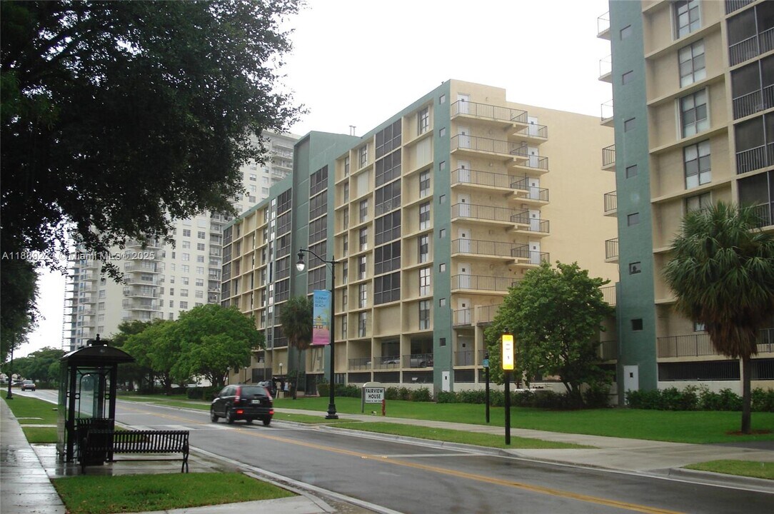 17500 N Bay Rd in Sunny Isles Beach, FL - Foto de edificio
