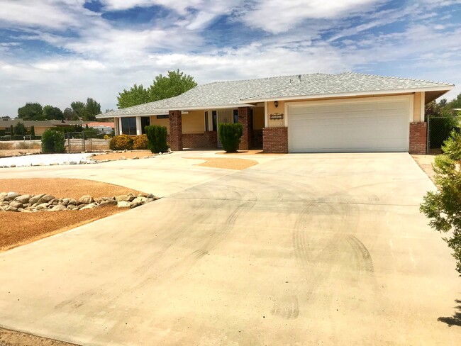 16874 Lambert Ln in Victorville, CA - Foto de edificio - Building Photo