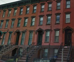 227 8th St in Jersey City, NJ - Building Photo