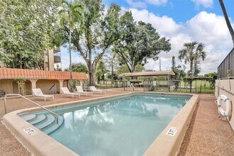 6361 N Falls Cir Dr in Lauderhill, FL - Building Photo - Building Photo