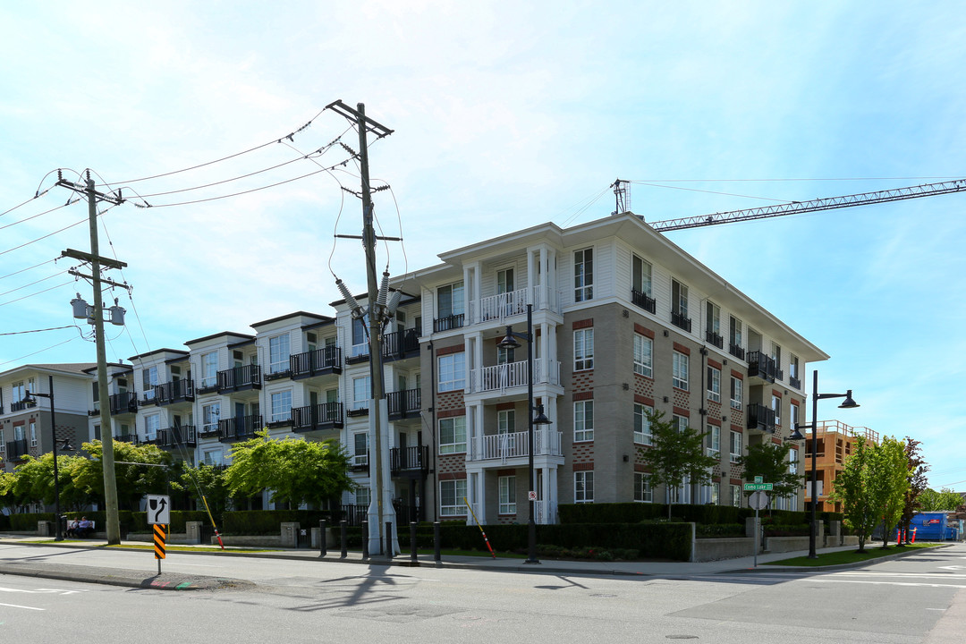 608 Como Lake Ave in Coquitlam, BC - Building Photo