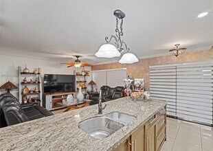 1151 N Hiatus Rd in Pembroke Pines, FL - Building Photo - Building Photo