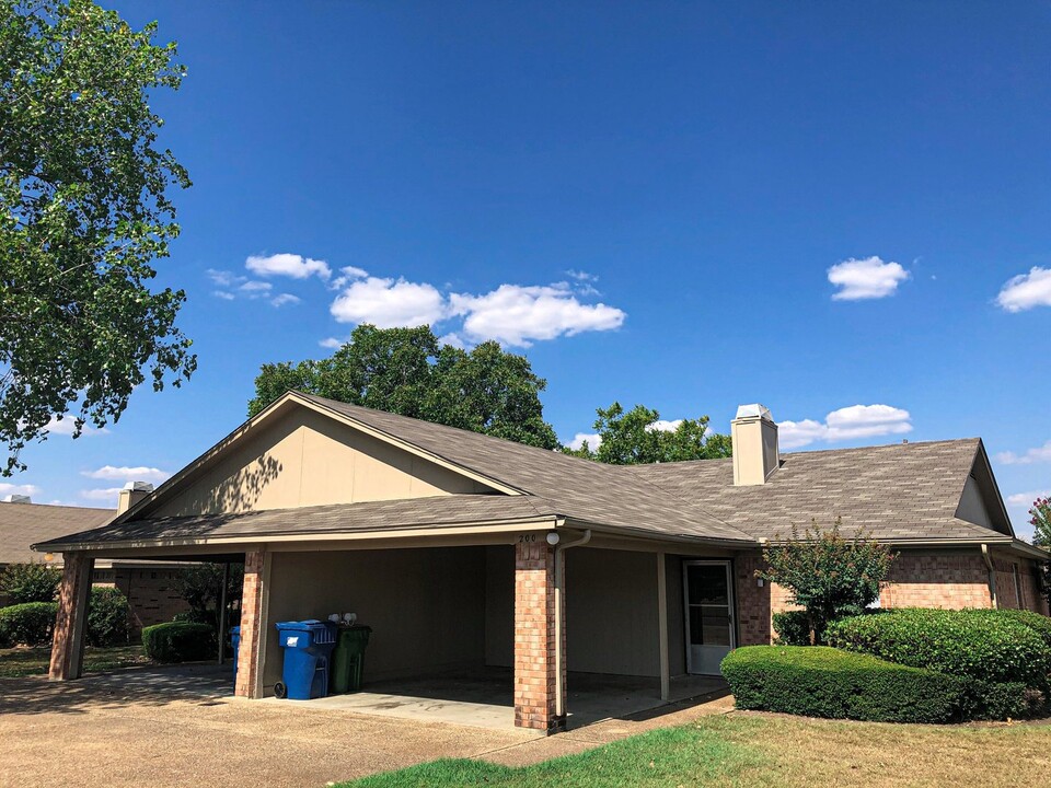 200-202-202 Aztec Dr in Hewitt, TX - Foto de edificio