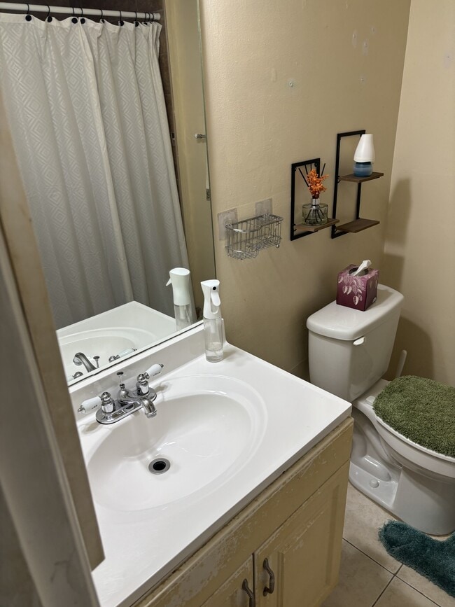 1048 NW 97th Ave in Pembroke Pines, FL - Building Photo - Building Photo