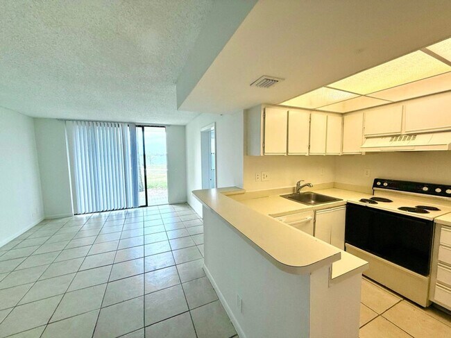 760 Executive Center Dr in West Palm Beach, FL - Foto de edificio - Building Photo