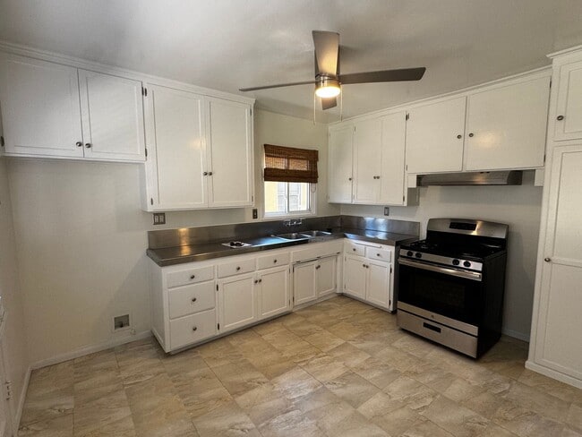 5042 Lorelei Ave in Lakewood, CA - Building Photo - Building Photo