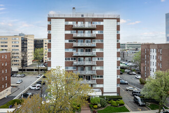 Biarritz Condominium in Fort Lee, NJ - Foto de edificio - Building Photo