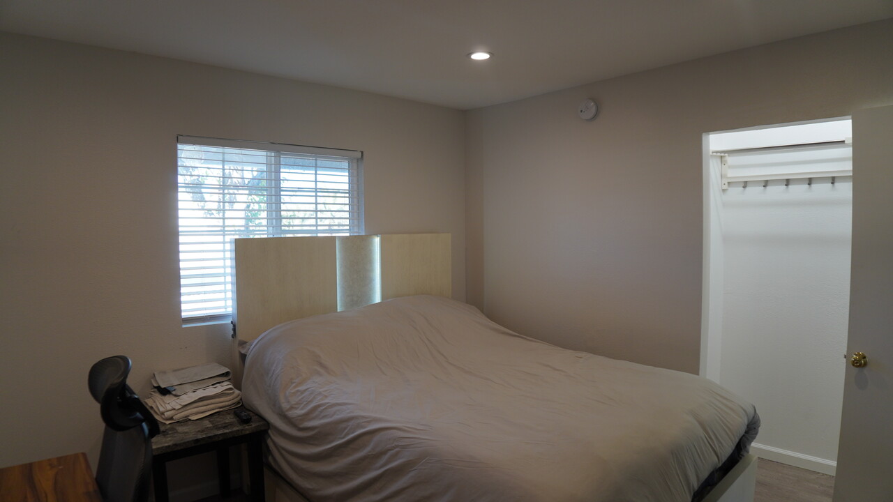 6389 La Palma Pky, Unit East Bedroom in Las Vegas, NV - Building Photo