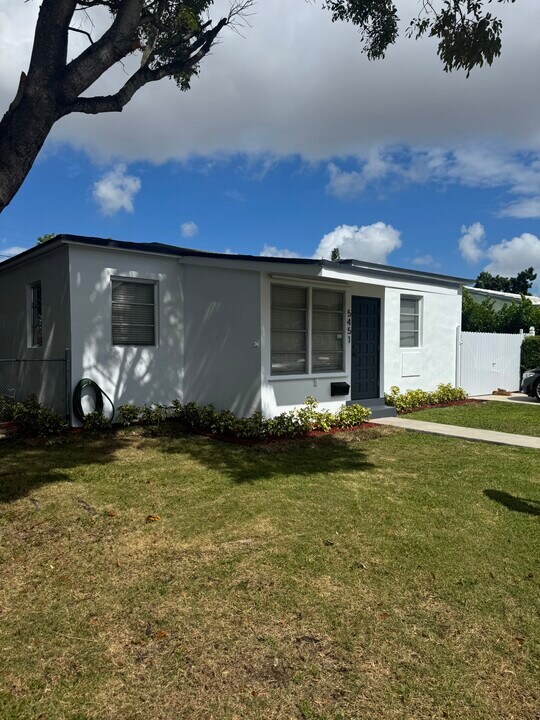 5451 SW 6th St in Coral Gables, FL - Building Photo