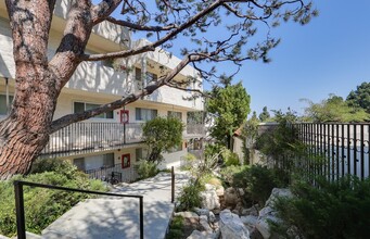 Knollbrook Falls Apartments in Rancho Palos Verdes, CA - Foto de edificio - Building Photo
