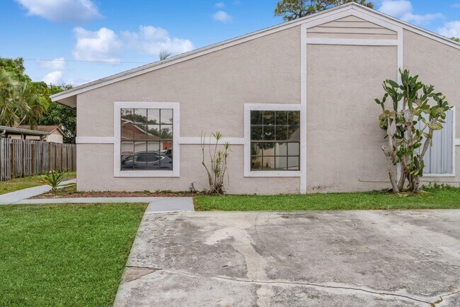 5791 SE Collins Ave in Stuart, FL - Building Photo - Building Photo