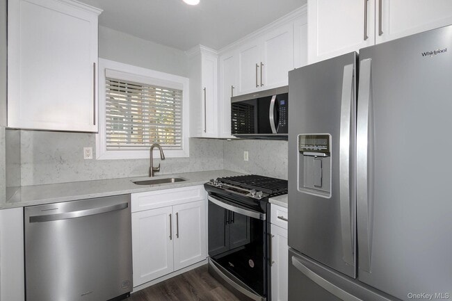 5 Dark Hollow Rd in Port Jefferson, NY - Building Photo - Building Photo