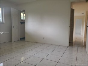 512 SW 2nd Ave-Unit -1-2 in Hallandale Beach, FL - Building Photo - Building Photo