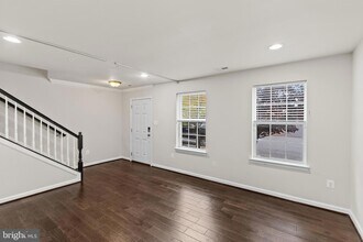 7035 Southmoor St in Elkridge, MD - Foto de edificio - Building Photo