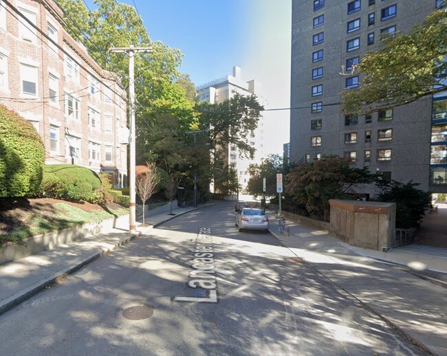 19 Lancaster Ter, Unit 204 in Brookline, MA - Foto de edificio - Building Photo