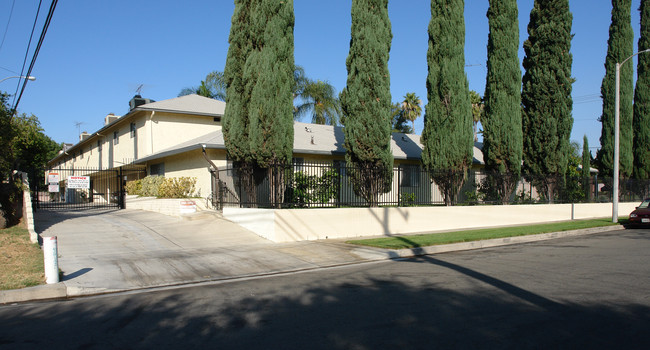 Colonial Manor Apartments in Rialto, CA - Building Photo - Building Photo