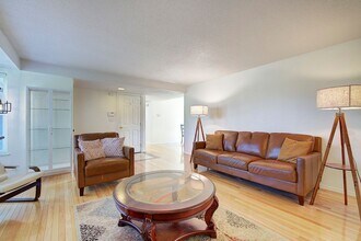 12157 SE 68th Pl in Bellevue, WA - Building Photo - Building Photo