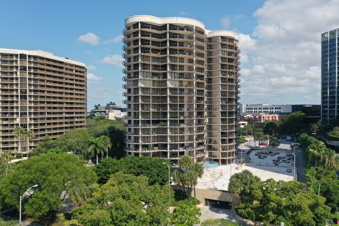 Grove Towers in Miami, FL - Building Photo