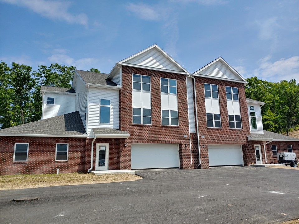 Highland Hills Carriage Homes in Cumberland, RI - Building Photo