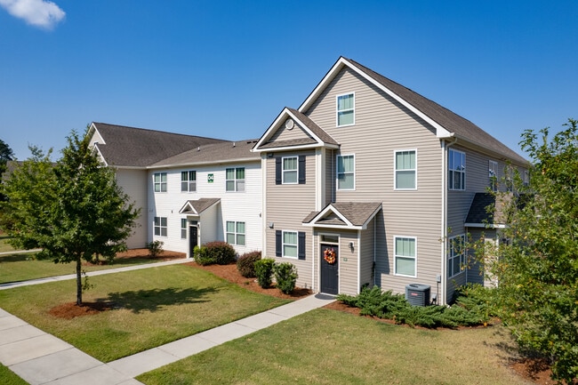 Basswood Landing Apartments in Savannah, GA - Foto de edificio - Building Photo