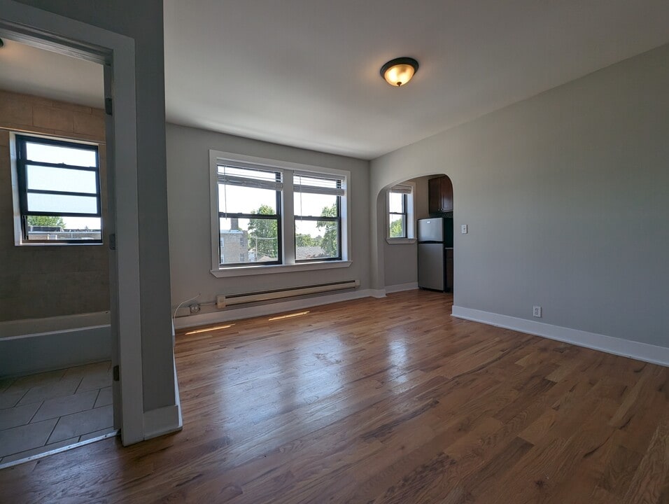 4542 N Damen Ave, Unit 412 in Chicago, IL - Building Photo