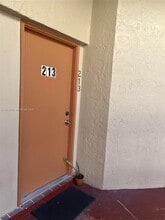 10229 NW 9th St Cir in Miami, FL - Building Photo - Building Photo