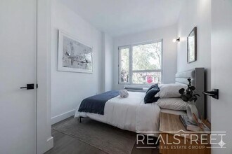 Welcome home to this bright and well-proportioned 2-bedroom, 1-bath apartment on a charming, tree-li, Unit 5F in Brooklyn, NY - Foto de edificio - Building Photo