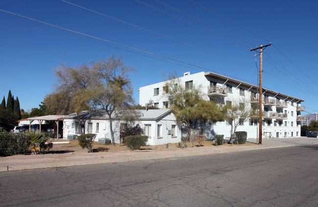 Catalina Village Apartments in Tucson, AZ - Foto de edificio - Building Photo