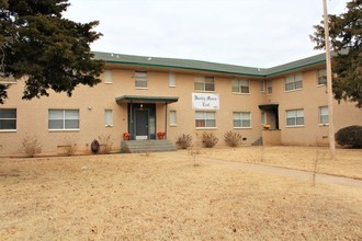 Huxley Manor East in Oklahoma City, OK - Building Photo - Building Photo