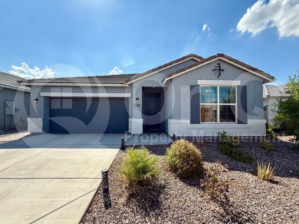 8222 S 44th Gln in Phoenix, AZ - Building Photo