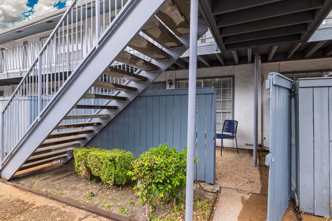 12888 Montfort Dr in Dallas, TX - Foto de edificio - Building Photo