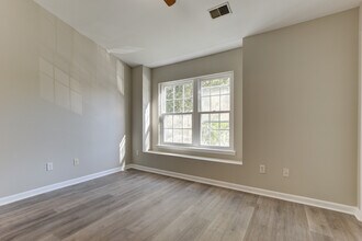 8080 Shadow Oak Dr in Charleston, SC - Building Photo - Building Photo