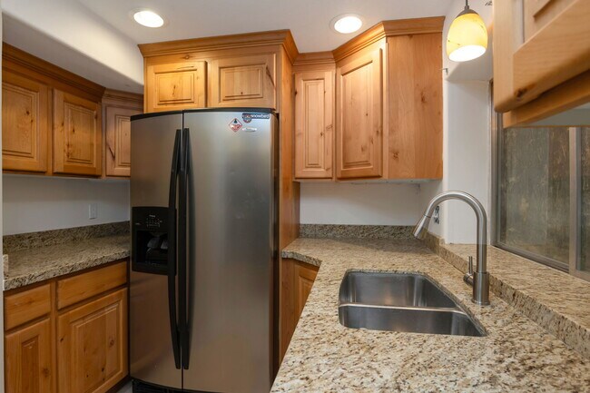 8865 Everleigh Cir in Cottonwood Heights, UT - Building Photo - Building Photo