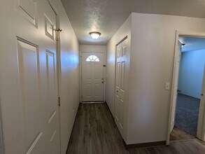 530-532 NE Larch Ave in Redmond, OR - Building Photo - Building Photo